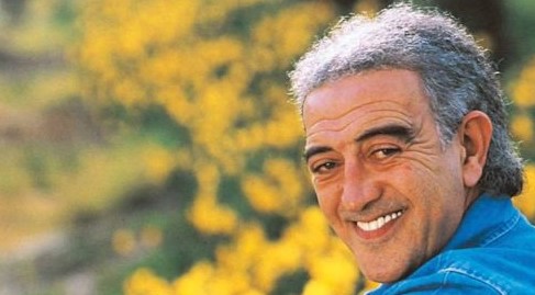 EDİP AKBAYRAM
Gaziantep'in müzik dünyasından önemli bir isim olan Edip Akbayram, 1950 yılında doğdu. Türk halk müziği, Anadolu rock ve özgün müzik alanlarında çalışmalarıyla tanınan Akbayram, Gaziantep'in yetiştirdiği önemli müzisyenlerden biridir.
