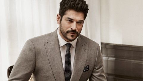 BURAK ÖZÇİVİT
Gaziantep kökenli ünlü oyuncu ve model Burak Özçivit, 1984 yılında İstanbul'da doğdu. Birçok televizyon projesinde ve reklamda yer alan Özçivit, oyunculuk kariyerinde başarılı bir grafik çizmiş ve Türkiye'nin tanınmış isimlerinden biri haline gelmiştir.
