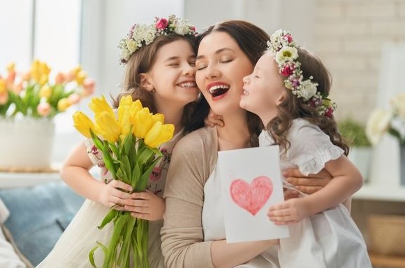 ANNELER GÜNÜ HEDİYE ÖNERİLERİ
Anneler gününde sevdiklerinizi mutlu etmek için birçok seçenek bulunuyor. İşte anneler günü hediye önerileri:
