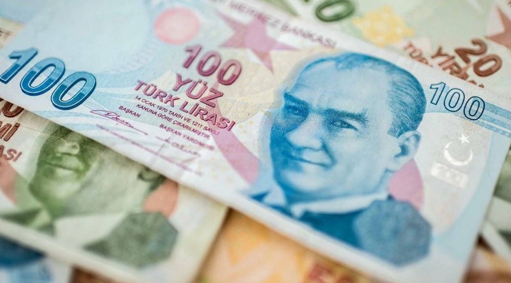 ZAM ORANLARI BELİRLENİYOR
Temmuz ayında, 16 milyon emeklinin maaşlarında artış yaşanacak. Bu artış kapsamında ise emekli kök maaş zammı, memur maaşlarına yapılan zam ve en düşük emekli aylığının artırılması yer alacak. 

