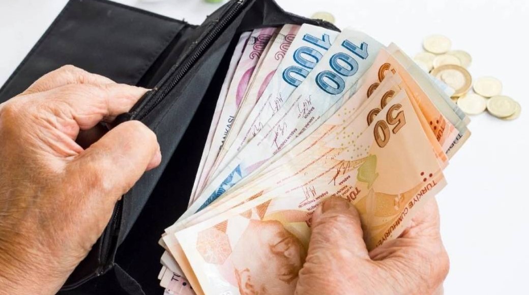 EMEKLİ ZAM ORANLARI NASIL BELİRLENECEK?
SSK ve Bağ-Kur emeklileri ile memurlar ve memur emeklileri için zam oranı Ocak 2024'te yüzde 49,25 olarak belirlenmişti. 
