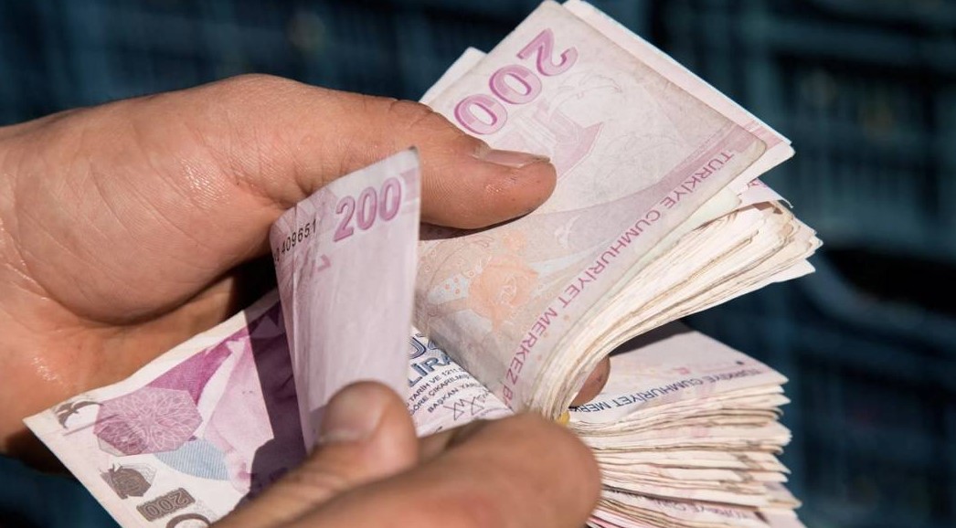 TÜİK'IN AÇIKLAMALARI
TÜİK'in nisan ayı enflasyon verilerine göre Tüketici Fiyat Endeksi (TÜFE) aylık bazda yüzde 3,18, Yurt İçi Üretici Fiyat Endeksi (Yİ-ÜFE) ise yüzde 3,60 artış kaydetti. 
