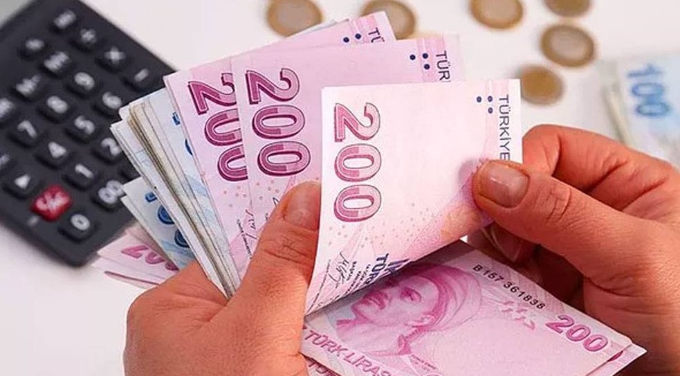 GELECEK YIL İÇİN PLANLAMALAR YAPILDI
2024'ün ilk altı ayında memur maaşları ve memur emeklilerinin aylıklarına yüzde 15, ikinci altı ayında yüzde 10, 2025'in ilk altı ayında yüzde 6, ikinci altı ayında ise yüzde 5 zam yapılması planlanıyor.
