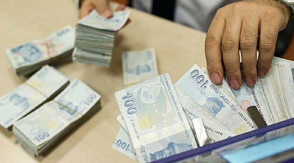 TEMMUZ AYI ZAM ORANI KESİNLEŞTİ
Üçüncü ay için zam oranı yüzde 18,70 olarak kesinleşti. Ancak bu zam, Temmuz ayındaki maaşlara yansıtılacağından her ay açıklanan aylık enflasyon oranlarıyla birikimli olarak hesaplanacak. Mayıs ve Haziran aylarının enflasyon verileri ise henüz bekleniyor.
