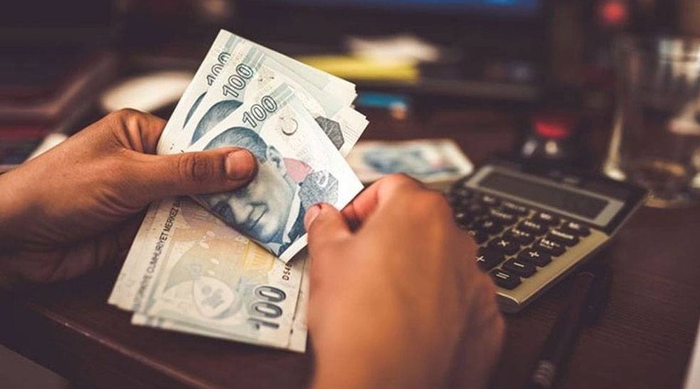 EMEKLİ MAAŞLARI YENİDEN BELİRLENİYOR
Bağ-Kur'un en düşük kök maaşı 10.178 liradan başlayıp, 4 aylık enflasyon dönemi sonunda 12.081 liraya yükseldi. Yapılan yüzde 25,46'lık zamla birlikte bu rakamın 12.769 liraya çıkması bekleniyor. Diğer emekli grupları için de benzer şekilde maaş düzenlemeleri yapıldı.

