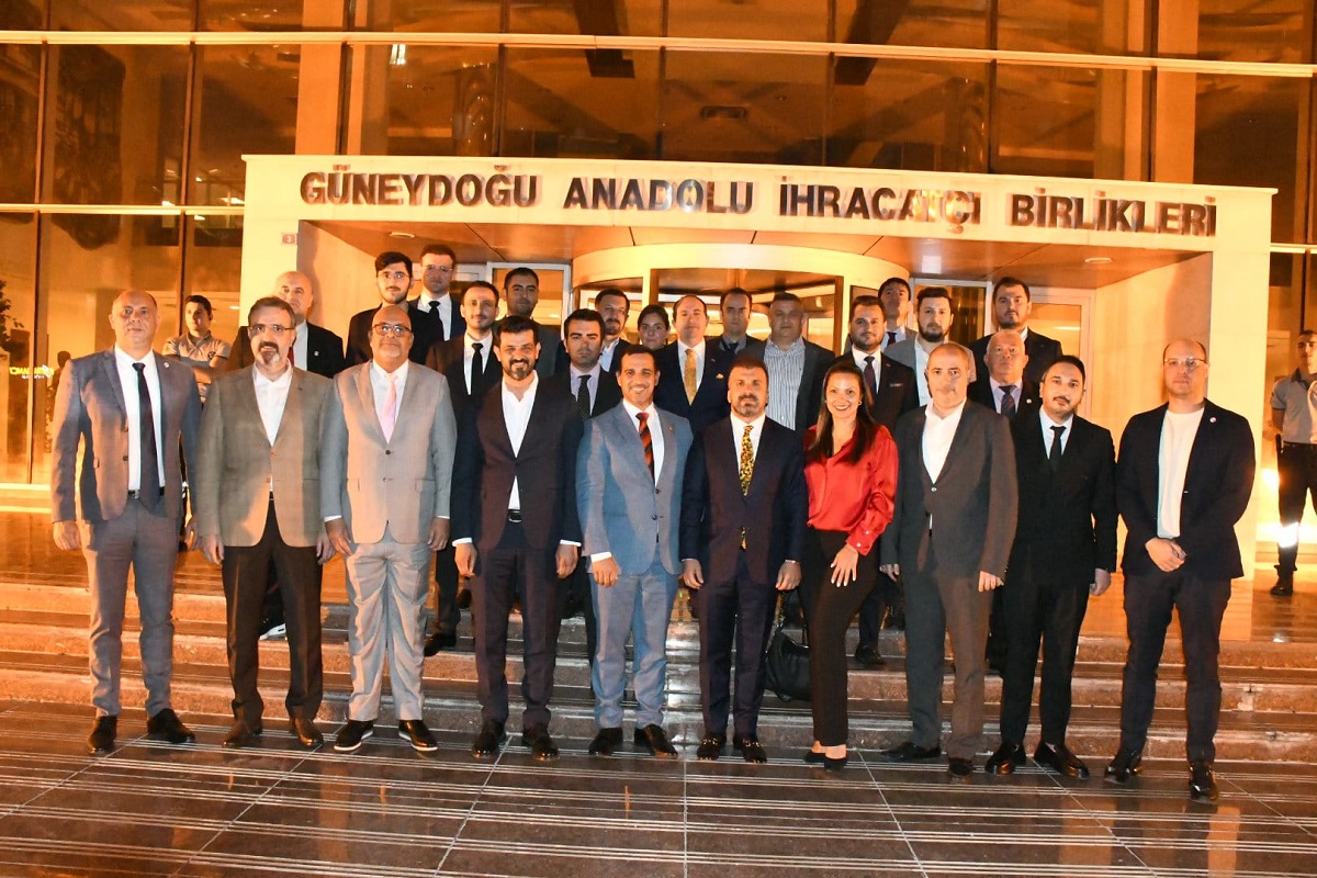 GÜNEYDOĞULU İHRACATÇILAR VENEZUELA’NIN GIDA TEDARİKİNE TALİP

Venezuela’nın ihtiyaç duyduğu temel gıda ürünleri için Türkiye’nin doğru bir ülke olduğuna da dikkat çeken Başkan Kadooğlu bölgede üretilen ürünler hakkında bilgiler vererek “İhraç ürünlerimize ilişkin de sizlere bazı bilgiler vermek istiyorum. Makarna üretiminde bölgemiz dünyanın önemli üslerinden biridir. Türkiye’den Venezuela’ya yapılan 91 milyon dolar değerindeki ihracatın neredeyse tamamı bölgemizden yapılıyor. İki ülke arasındaki ticarette önem arz eden diğer bir ürün buğday unu. Türkiye buğday unu ihracatında dünya lideri. Üretimin önemli bir kısmı bölgemizde yapılıyor. Buna rağmen, Türkiye’nin Venezuela’ya yaptığı 87 milyon değerindeki buğday unu ihracatının sadece 2 milyon dolar değerindeki kısmı bölgemizden yapılıyor. Bu noktada Venezulalı alıcılar için fırsatlar olduğunu değerlendiriyorum. 4 milyon dolar değerindeki ayçiçek yağı ihracatının yarısını bölgemiz yapıyor. Bu sektörde de Venezuela’ya daha fazlasını bölgemiz sunabilir. Bunlar dışında, pastacılık ürünleri, şekerlemeler, kakaolu ürünler ve daha birçok alt sektörde de Venezuelalı dostlarımıza fırsatlar sunabileceğimize inanıyoruz. Tüm bunlar dışında, bizler Türk halkı olarak Venezuelalı dostlarımızı kendimize çok yakın görüyoruz. İki ülke arasındaki ilişkileri güçlendiren girişimler bizi her zaman mutlu ediyor. Venezuela halkının da bizlerle aynı duyguyu paylaştığına inanıyorum” dedi.
