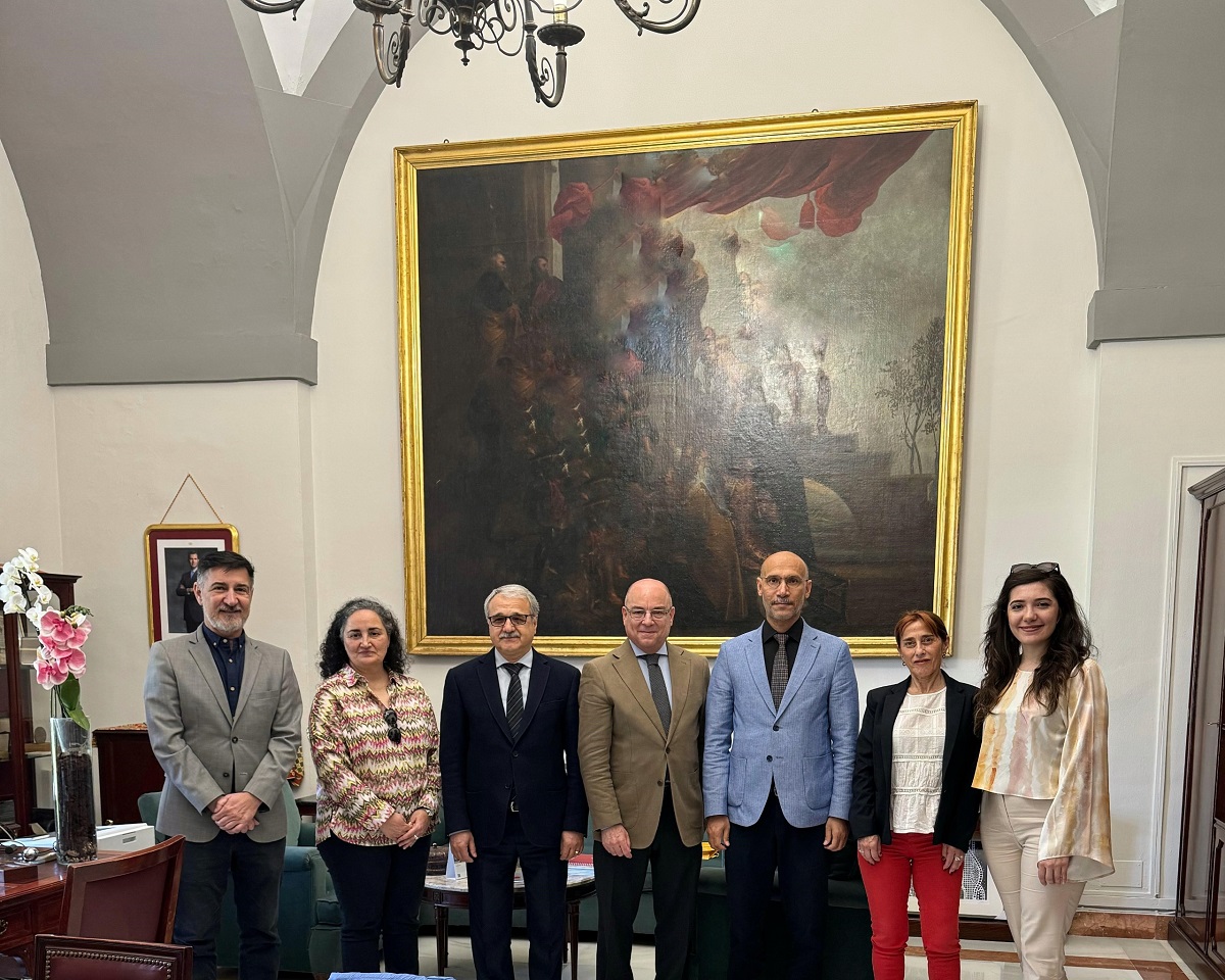 Gaziantep İslam Bilim ve Teknoloji Üniversitesi’ni temsilen, Rektör Yardımcısı Prof. Dr. Feridun Bilgin, Prof. Dr. Metin Bedir ve Uluslararası İlişkiler ve Erasmus Koordinatörü Öğr. Gör. Kübra Çınar, Granada Üniversitesi, Sevilla Universitesi ve Cordoba Üniversiteleri ile yakın temasta bulunarak akademik işbirliği anlaşmalarına imza attılar.
