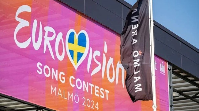 İSVEÇ'TE MUHTEŞEM BİR ŞÖLEN BAŞLIYOR
2024 Eurovision Şarkı Yarışması için geri sayım başladı. Bu yılki yarışma, İsveç'in güzel şehri Malmö'de, 68. kez düzenlenecek. Malmö Arena, Avrupa'nın en büyük ve en modern etkinlik merkezlerinden biri olarak, 7 ve 9 Mayıs 2024 tarihlerinde iki ayrı yarı finalle ev sahipliği yapacak. 11 Mayıs 2024'te ise Eurovision Şarkı Yarışması'nın zaferi belli olacak.
