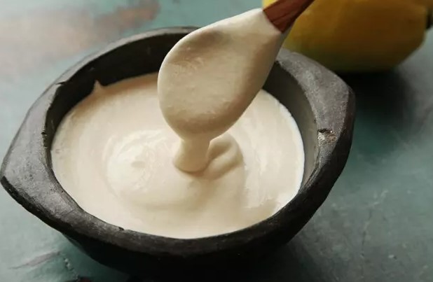 MÜKEMMEL BİR ÇÖZÜM

Muz, tahin ve tarçın karışımı, mide ağrılarını hafifletmenin yanı sıra birçok sağlık faydası da sunar. Bu faydalar arasında enerji seviyelerini artırma, sindirimi destekleme, kalp sağlığını koruma, bağışıklık sistemini güçlendirme, kan şekeri seviyelerini dengeleme, beyin fonksiyonlarını destekleme ve kemik sağlığını güçlendirme gibi önemli etkiler bulunur.
