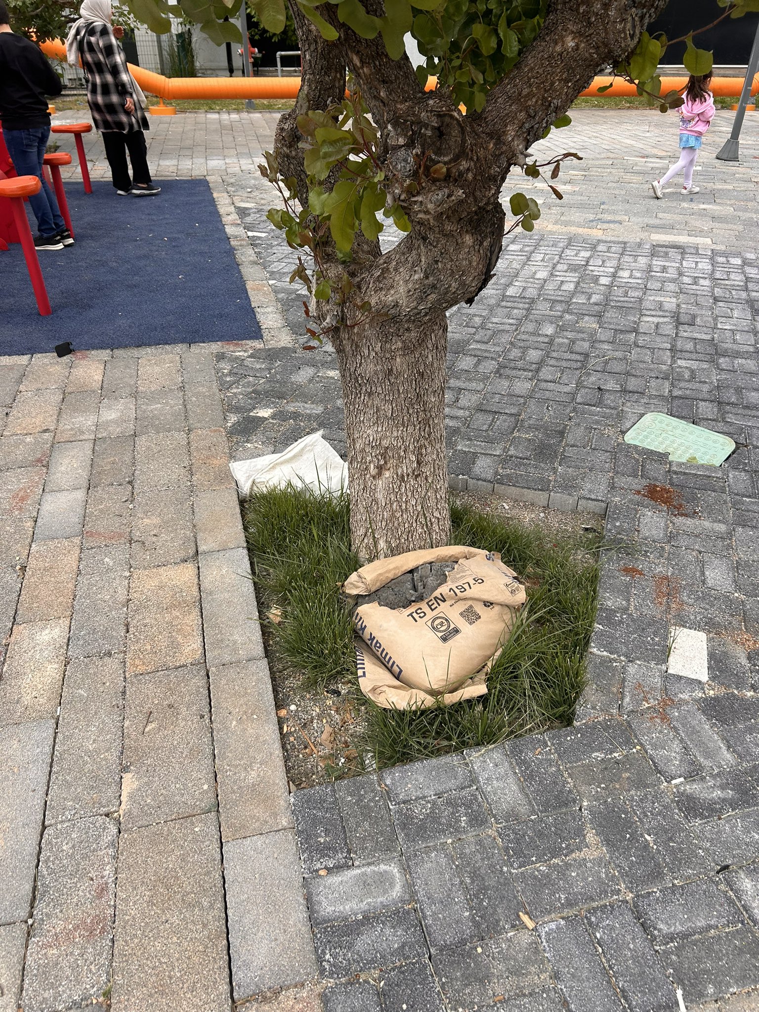 Gaziantep’in Şehitkamil ilçesine bağlı 15 Temmuz Mahallesinde yer alan Müzeyyen Erkul Bilim Merkezi Çocuk Oyun alanı son derece pis ve kullanılamaz halde.
