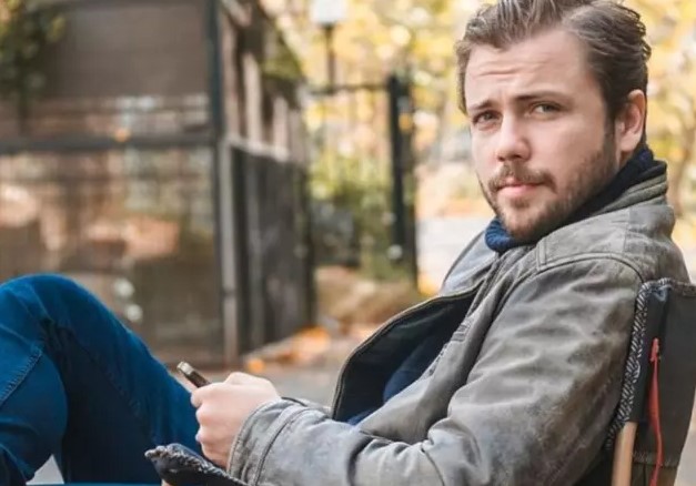 TOLGA SARITAŞ'A TEKLİF GÖTÜRÜLDÜ

Birsen Altuntaş'ın haberine göre, dizinin yeni başrol oyuncusu için yapım şirketi, daha önce Söz dizisinde unutulmaz performansıyla dikkat çeken Tolga Sarıtaş'a teklif götürdü. Sarıtaş'ın bu teklifi değerlendirdiği ve eğer kabul ederse Teşkilat dizisinin yeni sezonunda başrolde yer alabileceği iddia ediliyor.
