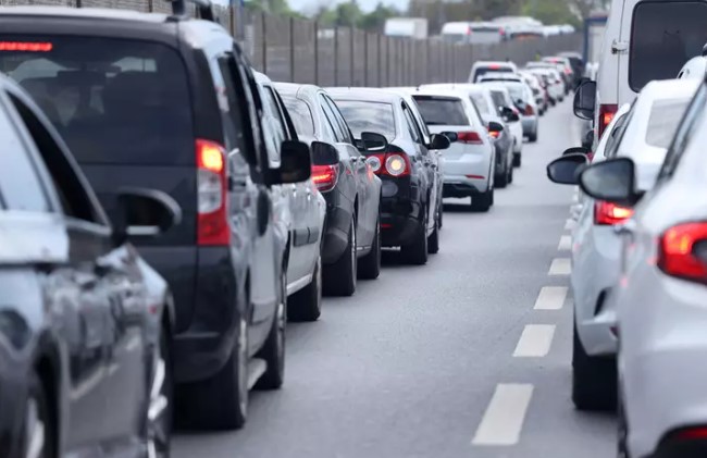 YENİ DÖNEMDE PRIM ARTIŞ ORANI

Haziran ayında yürürlüğe girecek olan yeni prim artış oranı, araç sahipleri ve sigorta şirketleri tarafından merakla bekleniyordu. SEDDK'nın belirlediği yüzde 3,25'lik artış, sektördeki dengeleri ve tüketicilerin beklentilerini dengeleyen bir yaklaşım olarak öne çıkıyor. Bu oranın belirlenmesinde hasar maliyet endeksi ve sektörel değişimlerin detaylı bir şekilde analiz edilmesi dikkate alındı.
