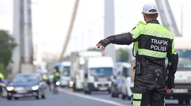 ENDİŞELERİ AZALTMAYA YÖNELİK ADIM

Trafik sigortası primlerindeki artışlar genellikle araç sahipleri arasında endişe yaratırken, SEDDK'nın belirlediği oranın makul düzeyde olması, bu endişeleri azaltmaya yönelik bir adım olarak değerlendiriliyor. Sürücülerin maddi yüklerini hafifletecek şekilde belirlenen prim artışı, sektörün sürdürülebilirliği ve hizmet kalitesinin korunması açısından önem arz ediyor.
