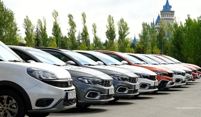 SEDDK'nın haziran ayı için belirlediği yüzde 3,25'lik trafik sigortası prim artış oranı, araç sahipleri ve sigorta şirketleri arasında dengeli bir yaklaşımı yansıtıyor. Sektördeki gelişmelerin ve tüketicilerin taleplerinin göz önünde bulundurulmasıyla belirlenen bu oran, trafik sigortası primlerine ilişkin belirsizlikleri azaltarak sektörün istikrarını sağlamaya yönelik önemli bir adım olarak değerlendiriliyor.