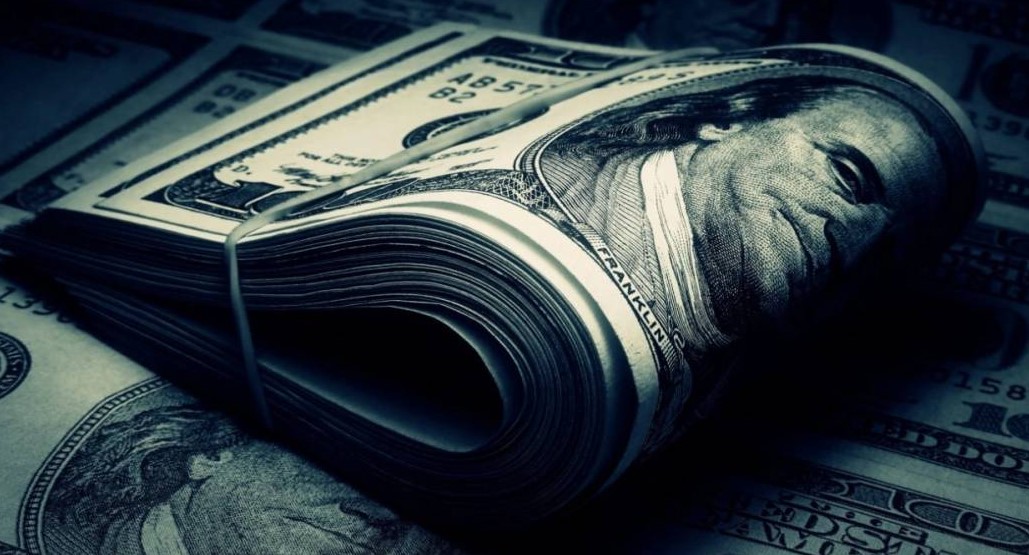 Geçer, doların güçlenmesine neden olan faktörleri analiz ederek, yatırımcıları bilgilendirdi. Altın ise, geleneksel güvenli liman olmasına rağmen, son dönemde yaşanan dalgalanmalarla yatırımcıları endişelendiriyor.