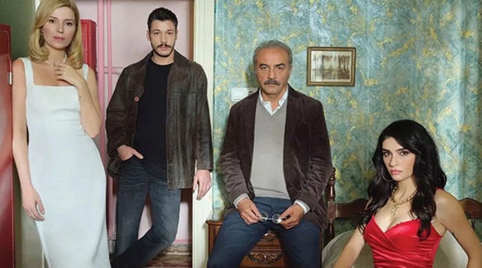 SONGÜL GÜNER'İN DOKUNAKLI SESİYLE

İnci Taneleri'nin atmosferine uygun seçilmiş ''Dağlara mı yazıldı?'' şarkısını seslendiren isim ise Songül Güner oldu. Güner'in dokunaklı yorumu, şarkının etkileyici atmosferini daha da pekiştirdi. İzleyiciler, Güner'in sesiyle duygusal bir süreçten çıkarken, şarkının sözlerinin dikkatleri üzerine dikkat çekti.
