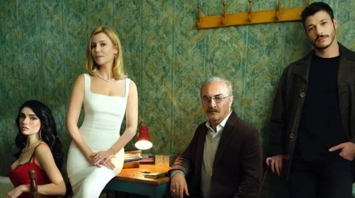İNCİ TANELERİ'NDE SONSUZ BİR MERAK: ''DAĞLARA MI YAZDIN?''

İnci Taneleri dizisi, her bölümüyle izleyicilerine duygusal anlar yaşatırken, müzik seçimleriyle de sık sık söz ettiriyor. Son zamanlarda dizin içinde çalınan ''Dağlara mı yazıldın?'' adlı şarkı, seyirciler arasında büyük bir merak uyandırdı. Özellikle Azem ve Cihan karakterlerinin yüzleşme sahnesinde çalan bu türküde, duygusal yüküyle birlikte yapılanların beğenisini kazandı.
