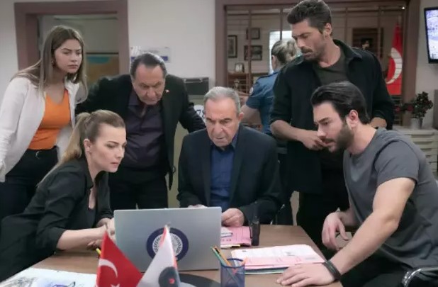 ŞAŞIRTICI BİR ROL

Arka Sokaklar'ın 10 Mayıs Cuma akşamı yayınlanacak olan yeni bölümünde Ferit Aktuğ seyirciyle buluşacak. Ancak bu kez izleyicileri şaşırtacak bir detay var: Aktuğ, yaşadığı sürece canlandırdığı karakterlerden çok farklı bir rolle karşımıza çıkacak. Dizide "Tevfik Moralı" karakterine hayat verecek olan Aktuğ'un bu rolüyle nasıl bir performans sergileyeceği merak konusu.
