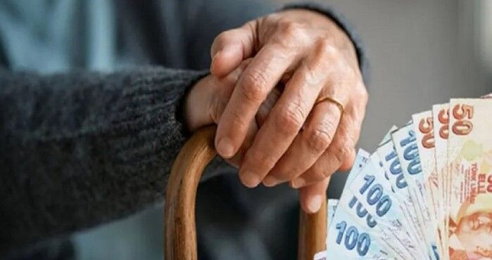 ASGARİ ÜCRETE TEMMUZ AYINDA ZAM YAPILACAK MI?

2024 yılında asgari ücretin 17 bin 2 lira olarak belirlendiği biliniyor. Ancak Çalışma ve Sosyal Güvenlik Bakanı Vedat Işıkhan, Temmuz döneminde asgari ücrete zam yapılmayacağını açıkladı. Bu kararın ekonomik dengeyi korumak amacıyla alındığı ifade edildi. Işıkhan, bu dönemde işçilere, memurlara ve emeklilere yönelik desteklerin sürdürüleceğini belirtti.
