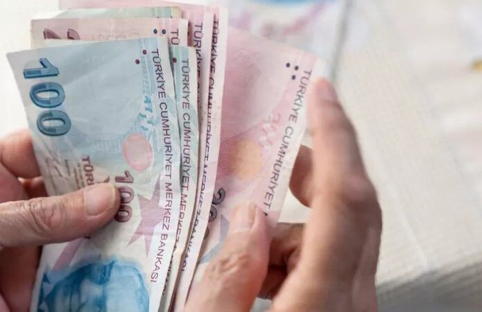 MERKEZ BANKASI ENFLASYON TAHMİNİNİ ARTIRDI

Merkez Bankası Başkanı Fatih Karahan, yılın ikinci enflasyon raporlarında önemli açıklamalarda bulundu. Karahan, enflasyon tahminini 2 puan artırarak yüzde 38'e güncellediklerini duyurdu. Bu artışın ekonomik dengeleri korumak adına üretildiği belirtildi. Yılın ilk enflasyon raporunda ise yıl sonu enflasyon tahmininin yüzde 36'sı açıklanmıştı.
