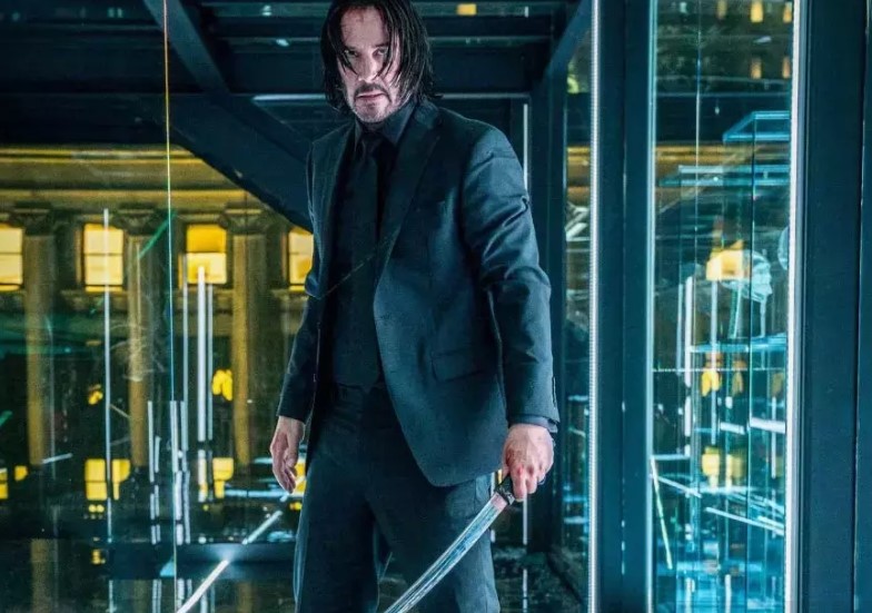 JOHN WICK 4 FİLMİNİN KONUSU

John Wick 4, serinin önceki filmlerinde olduğu gibi büyük suç oranlarına karşı verilen mücadeleyi merkeze alıyor. Bu sefer John Wick, High Table adı verilen suç örgütüyle mücadele etmektedir. Ancak işler, John'un karşısına çıkan yeni düşman, The Marquis'i yenmek için beklenmedik bir şekilde karmaşıklaşır. John, özgürlüğe kavuşmadan önce dünyayı birleştiren güçlü ittifaklar kurmalı ve eski dostlarının düşmanlarına dönüşen bu yeni tehditle yüzleşmelidir. John, hayatta kalabilmek için özelliklerin sınırlarını zorlamak zorundadır.
