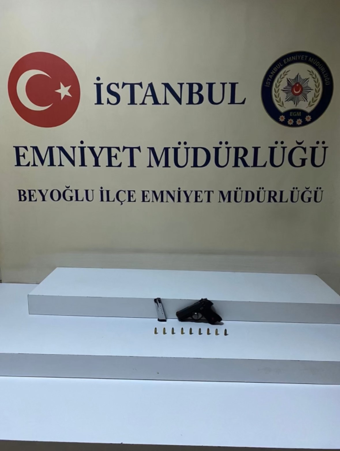 Gözaltına alınan A.K. emniyete götürüldü. Burada ifadesi alınan A.K., “arkamdan konuşup dedikodumu yapıyordu. Ben de gördüğüm yerde vurdum” dedi. İşlemleri tamamlanan A.K., sevk edildiği adliyede çıkartıldığı mahkemece “kasten yaralama” suçundan tutuklanarak cezaevine gönderildi.