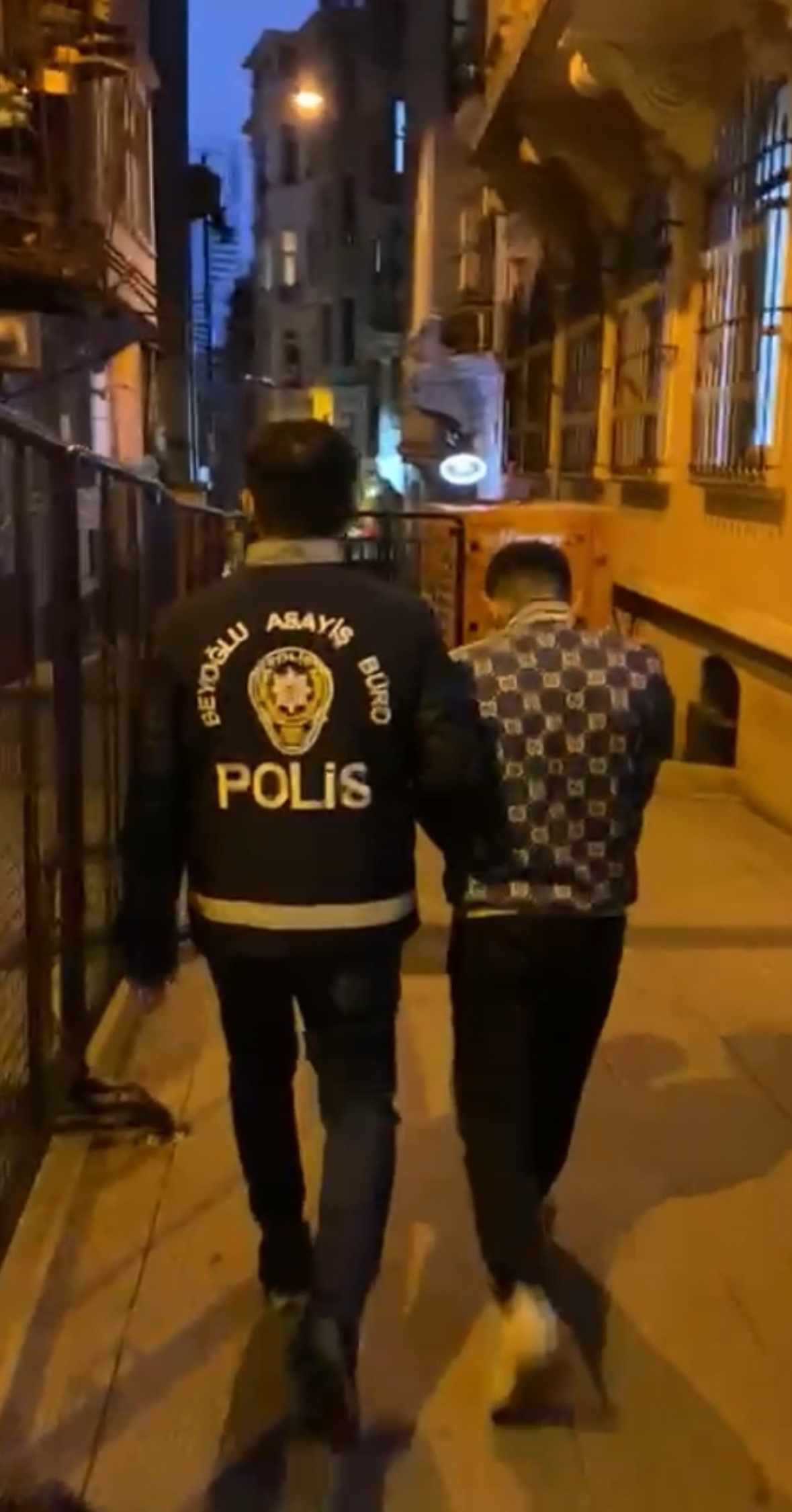 BEYOĞLU ASAYİŞ POLİSİ YAKALADI

Çalışmalar çerçevesinde saldırganın, emniyette 9 adet suç kaydı bulunan 16 yaşındaki A.K. olduğu tespit edildi. Şahsın gidebileceği yerlere baskın düzenleyen polis, onu olay yerine yakın bir sokakta olayda kullandığı silahla birlikte yakaladı. 
