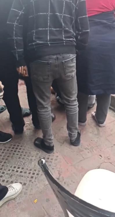 Arkadaşını bir sokakta ulan A.K., silahını sarılarak kurşun yağdırdı. Saldırı sonucu M.N.T. bacağından ve ayağından yaralanırken, saldırgan A.K. ise elinde silahla koşarak kaçtı. Saldırganın kaçtığı anlar ise kameralara yansıdı.