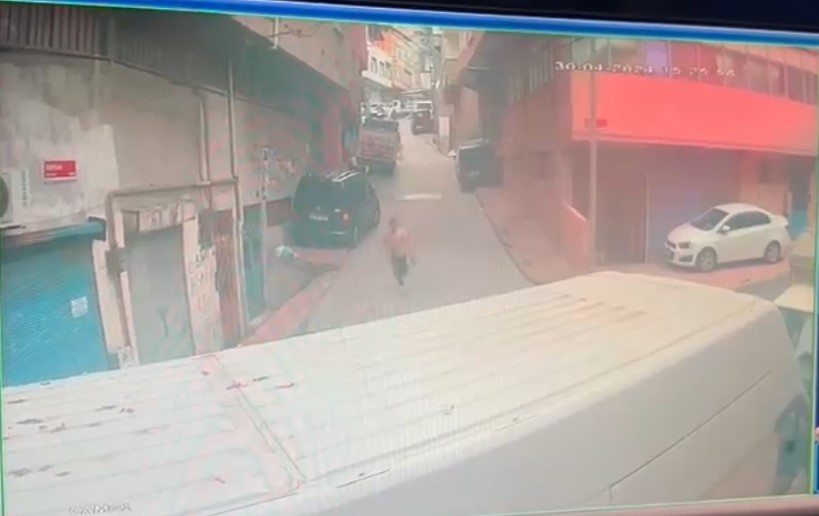 Olay, geçtiğimiz hafta Salı günü saat 16.00 sıralarında Beyoğlu Piyalepaşa Mahallesi’nde meydana geldi. Edinilen bilgiye göre 16 yaşındaki A.K. isimli zanlı, mahallede arkasından konuştuğunu iddia ettiği arkadaşı M.N.T.'nin peşine düştü. 