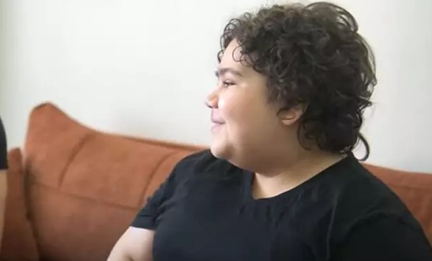 SAĞLIK HİKAYESİ VE HAREKETLİ YAŞAMI
Efe Koçyiğit'in annesi, oğlunun tiroidlerinin yavaş çalıştığını ve bu nedenle hormonal bir dengesizlik yaşadığını belirtti. Ancak Koçyiğit, olumsuz yorumlara aldırış etmediğini ve kilo verme hedefi olduğunu dile getirdi.
