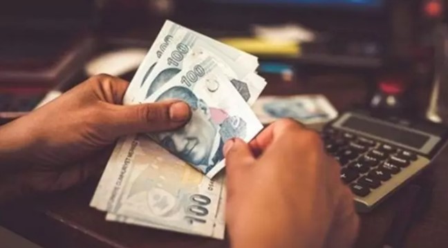 BEKLENEN RAKAMLAR
Eğer 6 aylık enflasyon tahmini tutarsa, en düşük emekli maaşının 12 bin 500 TL'ye, en düşük memur emeklisi maaşının ise 17 bin 688 TL'ye yükseleceği tahmin ediliyor. Bu rakamlar, emekliler ve memurlar arasında merakla bekleniyor.
