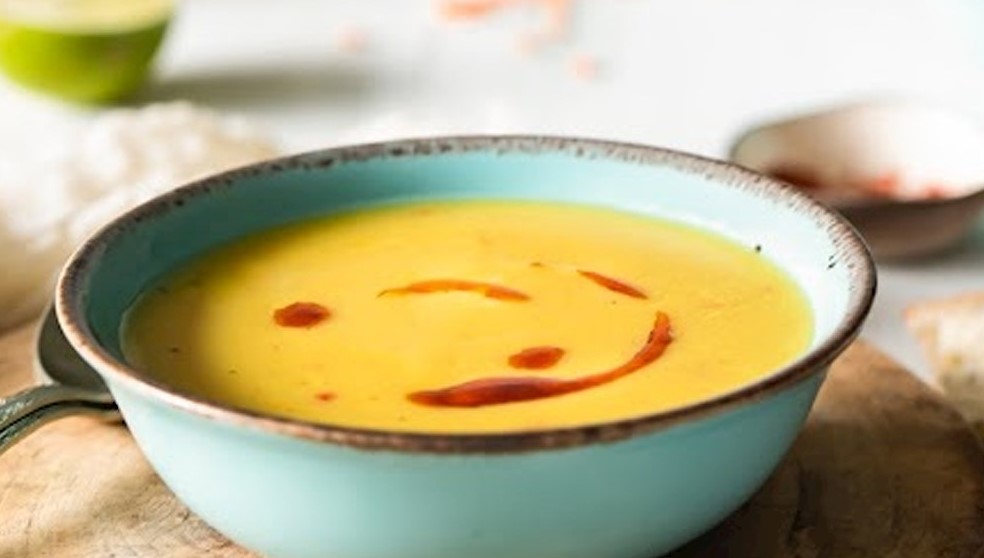 MERCİMEK ÇORBASI: TÜRK MUTFAĞININ BAŞ TACI

Türk mutfağının en sevilen çorbalarından biri olan mercimek çorbası, kırmızı mercimek, tavuk suyu ve çeşitli baharatlarla hazırlanır. Kolay hazırlanması ve doyurucu lezzetiyle öne çıkan bu çorba, Türkiye'nin dört bir yanında kahvaltı, öğle yemeği veya akşam yemeği olarak tercih edilmektedir.
