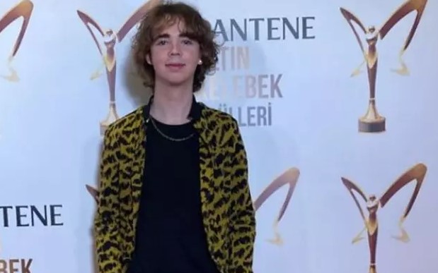 TİYATRO DENEYİMLERİ
Ata Berk Mutlu, sadece televizyon dizilerinde değil, aynı zamanda tiyatro sahnelerinde de başarılı performanslar sergiliyor. Fransız yazar ve pilot Saint-Exupery'in ünlü eseri Küçük Prens'in oyunuyla ilk sahne deneyimini yaşayan Mutlu, okul tiyatrolarında da aktif bir şekilde yer alıyor.
