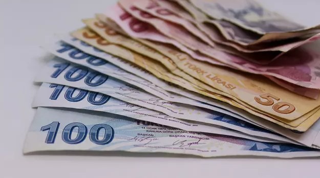 TEMMUZ AYI ZAM BEKLENTİLERİ YÜKSEK
Milyonlarca emekli ve memurun gözü temmuz ayına çevrildi. Kamudaki tasarruf tedbirlerinin ardından, emekli ve memurların refah payı alıp almayacağı tartışma konusu olurken, Merkez Bankası'nın Mayıs Anketi'ndeki veriler temmuz zammına dair ipuçları verdi. Türkiye İstatistik Kurumu'nun (TÜİK) mayıs ve haziran ayı enflasyon rakamlarının açıklanmasıyla zam oranları netleşecek. Merkez Bankası'nın enflasyon beklentileri zam oranlarını nasıl etkileyecek?

