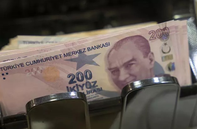 BAKAN TEMMUZ AYLARINDA ARA ZAM YAPILMAYACAĞINI BELİRTTİ
Merkez Bankası Başkanı Fatih Karahan, yıl sonu enflasyon beklentilerini 2 puan artırarak mayıs ayında zirveye ulaşılacağını belirtti. Ancak, Çalışma ve Sosyal Güvenlik Bakanı Vedat Işıkhan, "Aralık ayındaki tutumumuz neyse aynen devam ediyoruz. Enflasyon verilerimiz oldukça olumlu. Temmuz öncesi ara zam düşüncemiz yok" diyerek temmuzda ara zam yapılmayacağını açıkladı.
