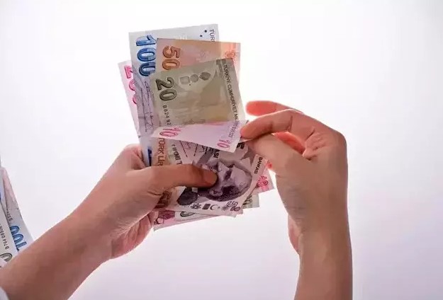 OLASI ZAM ORANLARI NELER OLACAK?
Enflasyon rakamları beklentiler doğrultusunda gerçekleşirse, Merkez Bankası verileri ışığında zam oranları şöyle şekillenecek: SSK ve Bağ-Kur emeklileri için 6 aylık enflasyon farkı yüzde 25.46, 6 aylık memur enflasyon farkı yüzde 9.10, ve 6 aylık memur zammı yüzde 20.02 olacak.
