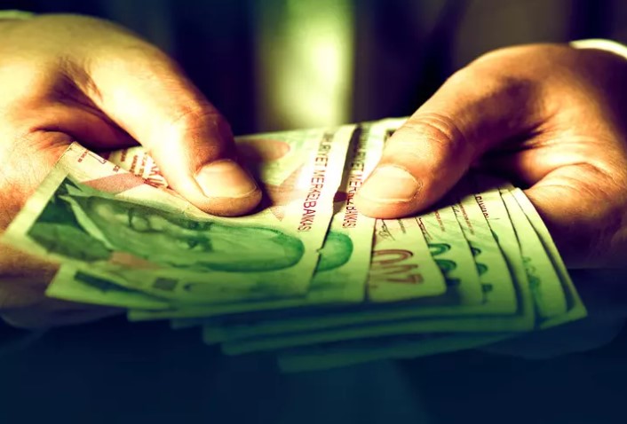 MERKEZ BANKASI VERİLERİYLE 6 AYLIK ENFLASYON TAHMİNLERİ
67 katılımcının yanıtlarıyla oluşturulan Merkez Bankası anketine göre, cari yıl sonu tüketici enflasyonu (TÜFE) beklentisi bir önceki ankette yüzde 44,16 iken bu ankette yüzde 43,64 olarak gerçekleşti. 12 ay sonrası TÜFE beklentisi yüzde 35,17'den yüzde 33,21'e, 24 ay sonrası TÜFE beklentisi ise yüzde 22,05'ten yüzde 21,33'e düştü.
