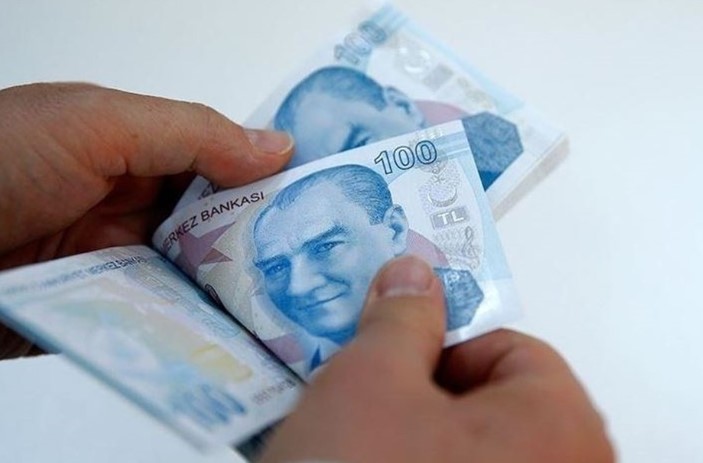 SONUÇ VE BEKLENTİLER
Merkez Bankası'nın Mayıs Ayı Piyasa Katılımcıları Anketi sonuçları, temmuz ayında yapılacak maaş zamları için önemli veriler sunuyor. TÜİK'in açıklayacağı enflasyon verileri, zam oranlarının kesinleşmesini sağlayacak. Şimdiden yapılan tahminler, emekliler ve memurlar için olumlu bir tablo çiziyor. Merkez Bankası ve hükümetin açıklamaları doğrultusunda, temmuz ayında maaşlarda beklenen artışlar, vatandaşların ekonomik durumuna katkı sağlayacak.
