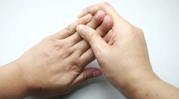 MRI altında yapılan bir çalışmada, eklemin hızla ayrılmasıyla oluşan negatif basınç nedeniyle bir boşluk oluştuğu gözlemlenmiştir. Araştırmacılar, çatlama sesinin bu boşluğun oluşumu sırasında çıktığını belirlemiştir. Ancak, sesin yüksekliğinin neden kaynaklandığı konusunda kesin bir açıklama bulunmamaktadır.