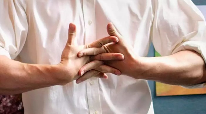 PARMAK ÇITLATMAYI NASIL DURDURABİLİRSİNİZ?
Parmak çıtlatma genellikle zararsız olsa da, çevrenizdekiler için dikkat dağıtıcı veya rahatsız edici olabilir. Bu alışkanlığı bırakmak isteyenler için bazı öneriler:
