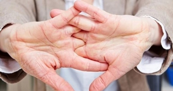 PARMAK ÇITLATMANIN MEKANİZMASI
Parmak eklemlerini çektiğinizde çıkan çıtırtı sesinin nedeni tam olarak anlaşılamamıştır. Uzun süre bu sesin, eklem sıvısında oluşan veya çöken nitrojen kabarcıkları nedeniyle meydana geldiği düşünülmüştür. Bir başka teori ise eklemin etrafındaki bağların hareketlerinden kaynaklandığı yönündedir.
