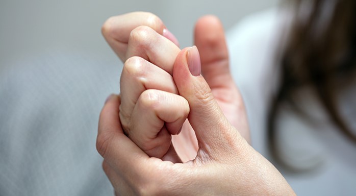PARMAK ÇITLATMANIN YAN ETKİLERİ VAR MI?
Genellikle parmak çıtlatma acı verici bir deneyim olmamalıdır ve eklemde şişme veya şekil değişikliğine yol açmamalıdır. Eğer parmak eklemlerinizi çıtlattığınızda ağrı, şişlik veya deformasyon gözlemliyorsanız, bu durum başka bir sağlık sorununun belirtisi olabilir. Nadiren de olsa, parmağı eklemden çekmek veya eklemler etrafındaki bağlara zarar vermek mümkündür.
