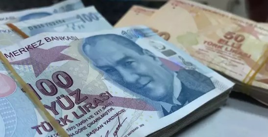 FAİZSİZ KREDİLERİN YÜKSELİŞİ
Yüksek enflasyon ve artan yaşam maliyetleri, vatandaşların kredi kartı ve kredi kullanımını artırdı. Bankalar, artan kredi kartı harcamalarına yanıt olarak nakit avans taksit sayısını 12 aydan 3 aya indirdi. Bu değişiklikler ışığında, vatandaşlar daha düşük faizli veya sıfır faizli kredi seçeneklerini araştırmaya başladı. Son dönemde 6 banka sıfır faizli kredi seçenekleri ile öne çıkıyor.

