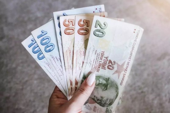DENİZBANK VE İŞ BANKASI
DenizBank, 25 bin TL’ye kadar sıfır faizli kredi imkanı tanıyor. Kredinin 15 bin TL’si nakit avans olarak sunulurken, 3-6 ay vade seçenekleri bulunuyor. İş Bankası ise müşterilerine 25 bin TL’ye kadar sıfır faizli kredi sağlıyor. Ancak bu kredi sadece 3 ay vadeli ve tamamı nakit avans olarak veriliyor.
