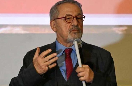 TARİHTEN DERS ALINMAZSA TARİH TEKERRÜR EDER
Prof. Dr. Naci Görür, geçmişten alınmayan derslerin gelecekte aynı hataların yapılmasına yol açacağını vurguladı. Tarihin tekerrür etmesinin bir kader olmadığını belirten Görür, "Eğer tarihten ders almaz, gereken önlemleri almazsak aynı hataları tekrar yaşarız. Marmara bölgesine dikkat çekiyor ve İstanbul'u depreme hazırlamalıyız diyoruz" dedi.
