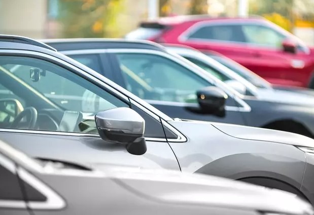 Otomotiv Distribütörleri ve Mobilite Derneği Başkanı Ali Haydar Bozkurt, Habertürk’e yaptığı değerlendirmede, bu uygulamanın Türkiye'de otomobil sektörünü olumsuz etkileyeceğini vurguladı. Bozkurt, "Nisan ayı sonunda açıklanan güvenlik normlarına göre, markaların 7 Temmuz'a kadar araçlarını faturalandırması gerekiyor. Bu durum, 12 ay boyunca satışı yapılabilecek bir otomobilin 2 ay içinde satılması zorunluluğunu doğurdu" dedi.