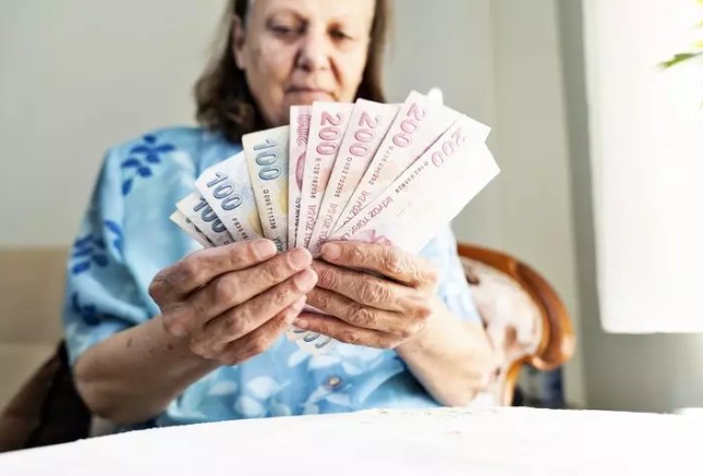 YENİ SOSYAL DESTEKLER VE AYRINTILARI
Bakan Vedat Işıkhan, emeklilere yönelik çeşitli sosyal destekler açıkladı. Bu destekler arasında yaz aylarında 1 ay boyunca ücretsiz KYK yurtlarında konaklama, kamuya ait misafirhaneler, öğretmenevleri ve sosyal tesislerde yüzde 15 indirim, PTTcell’den özel tarifeler, PTT Kargo’da indirim ve TCDD trenlerinde yüzde 10 indirim yer alıyor. Peki, bu yeni desteklerin detayları neler ve nasıl hayata geçirilecek?
