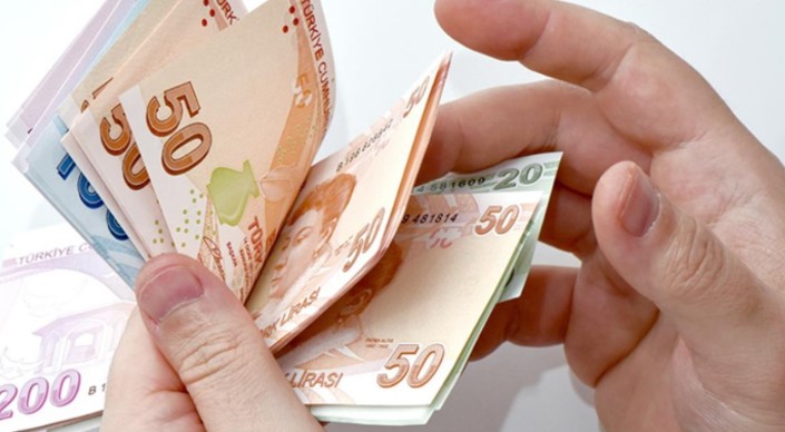EMEKLİLERE YENİ AVANTAJLAR
KYK yurtlarının yaz aylarında ücretsiz kullanımı, PTTcell ve PTT Kargo’da yapılacak indirimler ve TCDD trenlerindeki yüzde 10 seyahat indirimi gibi destekler emeklilere önemli avantajlar sağlıyor. Ayrıca, TROY kart ile yapılan alışverişlerde indirimler kısa süre içinde geçerli olacak.
