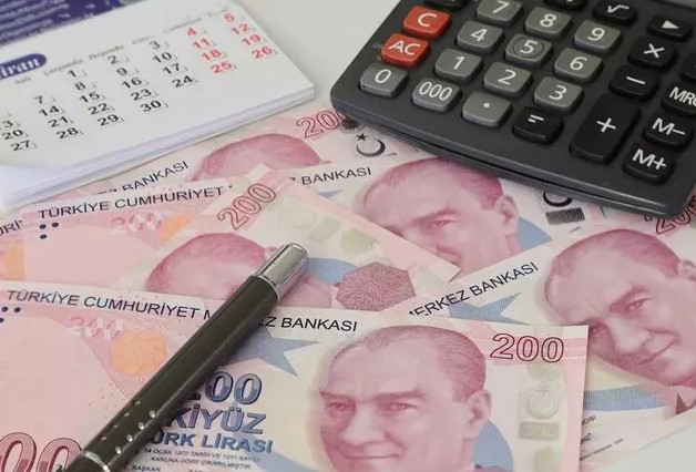 YAPILACAK DÜZENLEMELER VE YENİ DESTEKLER
Geçen hafta Çalışma Bakanı Vedat Işıkhan, emeklilere yönelik bir dizi yeni destek açıkladı. İşte bu düzenlemelerden bazıları:
