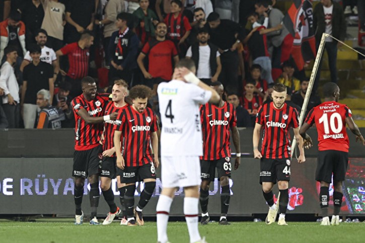 GAZİANTEP FK NASIL LİGDE KALIR?
Gaziantep FK, Pendikspor karşısında galip gelmesi veya berabere kalması durumunda ligde kalacak. Ancak mağlup olmaları halinde, Hatayspor'un alacağı bir galibiyet, Gaziantep'in düşmesine ve Hatayspor'un ligde kalmasına neden olacak. Gaziantep FK, bu kritik maça mutlak galibiyet parolasıyla çıkacak.
